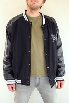 "Vintage AMERICA bomber jacket, 90s outwear, 80s jacket, hip hop, black windbreaker, men jacket, old school, oversized women jacket, L/XL Comfy and good looking vintage AMERICA bomber jacket with two side and one inside pocket. Old school and hip-hop vibes in the air, right? Size: given XL, seems like men (L) and women (XL) Measurements: Length: 70 cm/ 28\" Shoulder to shoulder: 54 cm/ 21\" Sleeve: 66 cm/ 26\" Chest: 130 cm/ 51\" Condition: excellent Brand: Steve and Barrys Fabric: polyvinyl, wo Black Windbreaker, 80s Jacket, 90s Shirts, Spring Coat, Tracksuit Jacket, Oversize Women, Cozy Pullover, Outdoor Jacket, Workout Jacket