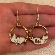 Silver plated dangle/ drop earrings with mismatch cat charms 925 stamped sterling silver earring hooks also available Cute Cat Earrings, Goofy Earrings, Mismatch Earrings, Weird Jewelry, Pulseras Diy, Mismatched Earrings, Funky Jewelry, Cat Jewelry, Cat Lover Gift