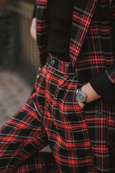 Shoreditch, London, Outfit, OOTD, Tenue du Jour, Londres, tartan outfit, tartan suits, Ace and Tate, Obaku, Tartan Outfit, Tartan Suit, Red Plaid Pants, Tartan Fashion, Tartan Pants, Shoreditch London, Balloon Pants, London Outfit, Bookmarks Kids