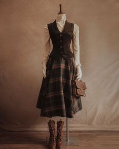 1940s Academia, Dickens Fair Outfit, Fantasy Academia Outfit, Evelyn O'connell Outfit, Vintage Librarian Aesthetic, Detective Outfit Female Vintage, Old England Fashion, Sherlock Holmes Aesthetic Outfit, Vintage School Outfits