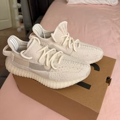 Size 6, On Worn Don’t Really Wear White Shoes Like That. Yeezy Sneakers Women, Grey Yeezy, Yeezy Shoes Women, Yeezy White, Sply 350, Shoes Yeezy, Kusadasi, Yeezy Sneakers, Yeezy Boost 350 V2