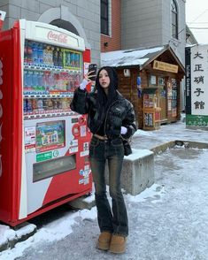 Skirt Outfits Aesthetic Winter, Winter Uggs Outfits, Japan Fits Winter, Japan Winter Style, Cold Winter Outfits School, Ugg Style Outfit, Japan Outfits Winter, Winter Ugg Outfits, Japan Fashion Winter