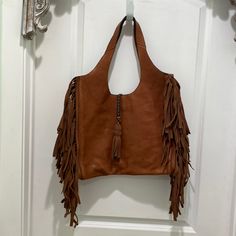 Quality Leather Is The Hallmark Of Frye, And This Bag Does Not Disappoint! Rustic Elegance. Khaki Pockets On The Inside; One Large One That Securely Zips, And Two Open Pockets. Frye Bags, Banana Bag, Studded Handbag, Simple Tote, Black Leather Tote Bag, Black Leather Tote, Shopper Tote, Studded Leather, Leather Zipper