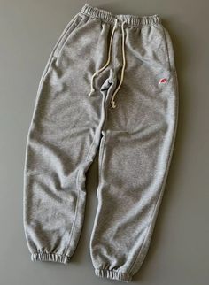 Jogger Pants Design, New Balance Sweatpants, Casual Sporty Outfits, Running Shoes Asics, Photographie Indie, Sweatpants Grey, Shoes Asics, Sneakers Converse, Mens Casual Dress Outfits