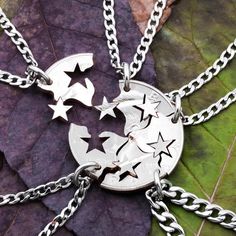 Your friends are stars for you, beautiful and always there when you need them. These Star necklaces all fit together into one. So they symbolize your togetherness. We have cut 1 coin into 5 pieces. Each piece has the positive and negative shape of a star. We cut all our jewelry totally by hand. That means that your set Friendship Necklaces For 5, Girlfriend Necklace Gift, Puzzle Piece Necklace, 5 Best Friends, Bff Jewelry, Blue Sapphire Necklace, Dainty Diamond Necklace, Friend Jewelry, Bff Necklaces