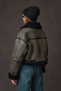 Retro Edge Meets Modern Chic: Shearling-Lined Biker Style ( Pre-sale - Expected to ship out within 7-10 days ) Dive into the vintage charm with our Distressed Shearling Collar Cropped Sheepskin Biker Jacket. A classic autumn staple, this jacket combines the rugged texture of a motorcycle jacket with the luxurious warmth of shearling. Despite its substantial feel, it's surprisingly lightweight and not cumbersome, ensuring both warmth and a sense of security. The custom-aged leather surface create Shearling Jacket Outfit, Boston Winter, Activewear Photoshoot, Autumn Jacket, Outfit Retro, Fox Fur Jacket, Stylish Winter Outfits, Biker Outfit, Retro Motorcycle