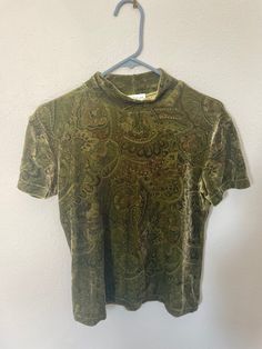 Measurements taken flat Shoulder to shoulder: 17.5 in plus stretch  Pit to pit: 19 in plus stretch Collar to hem: 21 in Khaki Crop Top, Green Paisley, Cropped Tube Top, Green And Khaki, Moss Green, Sweatshirt Shirt, Womens Clothing Tops, Ann Taylor, Crop Tops Women