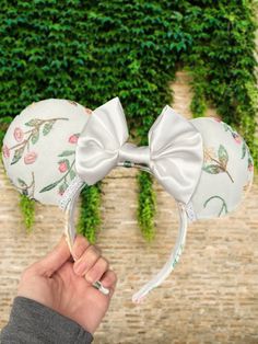 Floral Mouse Ears 🎀These ears are made on 1in headbands (standard to what's in the parks and most other small shops) fits adults and most children like in the parks ☺️ 🎀The headbands are wrapped in fabric and ears are stuffed. And the ears are sewn 🧵 🎀 Slight variations may occur as each pair are handmade. 🎀 For frequently asked questions and sizes check FAQ section. 🎀More ear designs can be found here: https://www.etsy.com/shop/Onegirlsdreamco?ref=simple-shop-header-name&listing_id=1412185586 🎀If you need your ears sooner I do offer expedited and overnight shipping for an extra cost. Just add the listing to your cart at checkout. All other orders with free shipping will be shipped USPS. If you do need your ears by a certain date though please write it in the notes field of the orde Disneyland Mickey Ears, Custom Minnie Ears, Ear Designs, Disney Headband, Mickey Ears Headband, Disney World Aesthetic, Grad Trip, Disney Ears Headband, Cute Disney Outfits