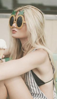 Pineapple Sunglasses, Woman Sunglasses, Ray Ban Wayfarer, Ray Ban Aviator, 여자 패션, Summer Of Love, Round Sunglass Women, Ray Ban Sunglasses, Style Outfits