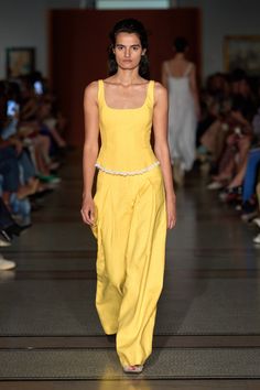 Alejandra Alonso Rojas Spring 2025 Ready-to-Wear https://www.vogue.com/fashion-shows/spring-2025-ready-to-wear/alejandra-alonso-rojas/slideshow/collection#2 Yellow Dresses, 2025 Fashion, Runway Looks, Yellow Fashion, Yellow Dress, Suits For Women, Fashion Show