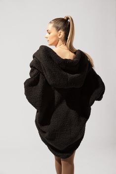 When temps drop, you cocoon up. Designed with a luxe faux sherpa fabric, the Cocoon Coat makes layering a breeze (ironic, right?). Pair with your go-to jeans or workout ootd. Cozy Weather, Sherpa Coat, Weather Seasons, Cocoon Coat, Trader Joe, Morning Workout, Thumb Holes, Black Coat, Above The Knee