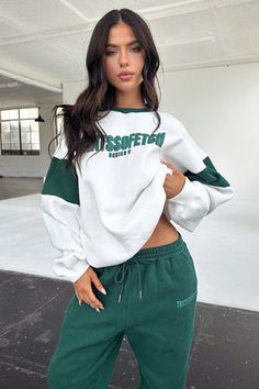 Trendy White Sweatpants With Drawstring, Casual White Sweats For Leisure, White Sweats With Ribbed Waistband For Streetwear, Comfy Drawstring Sweats For Streetwear, Trendy White Sweats For Leisure, White Sporty Sweats With Elastic Waistband, White Athleisure Sweats With Ribbed Waistband, White Sweats With Elastic Waistband For Streetwear, White Letter Print Sweats For Loungewear