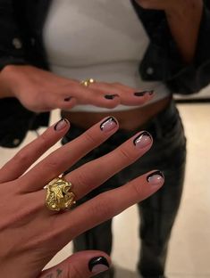 Short nails are the best when it comes to practicality, but this doesn't mean they have to be boring! We love this simple black nail design that adds effortless personality to your fingertips. Classy Fun Nails, Natural Nail Ideas Short, Real Nail Designs, Simple Natural Nail Designs, Stile Kylie Jenner, Mens Nails, Milky Nails