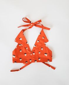 ❤Listing is for the dark orange top only Halter crop top is made from an original 1970s pattern. Pair it with flares or high waisted shorts to get that cute 70s look. Fabric is 100% cotton OEKO-TEX Standard 100 certified❤Complete the outfit with matching highwaisted shorts, available here: https://www.etsy.com/shop/CeciliaAndMae?ref=simple-shop-header-name&listing_id=654125713&section_id=26035288Size chart:3TChest 22"4TChest 23"5Chest 24"6Chest 25"Please make sure to measure your child b Fitted Fruit Print Summer Tops, Retro Spring Top With Strawberry Print, Retro Spring Tops With Strawberry Print, Playful Orange Tops For Summer, Orange Sleeveless Cotton Crop Top, Trendy Orange Cotton Crop Top, Playful Orange Summer Tops, Playful Crop Top For Summer, Summer Strawberry Print Tops For The Beach