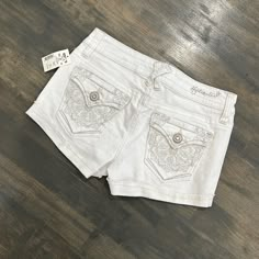 Hydraulic Shorts, Size 3/4, White New With Tags, But Has A Small Discoloration Shown In Last Picture Miracle Aesthetic, White Jean Shorts Outfit, Coquette Shorts, Poshmark Clothes, Lyra Heartstrings, Outfits Jewelry, Asian Vintage, Mcbling Fashion, Jean Short Outfits