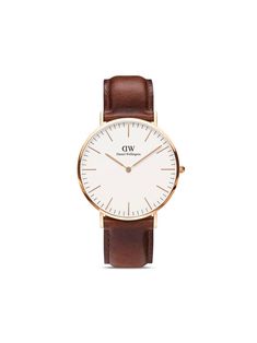 round face quartz movement calfskin leather strap pin-buckle fastening index hands screw-down crown This item comes with a standard two-year warranty from the brand. Daniel Wellington Men, Stylish Watches Men, Brown Watch, Daniel Wellington Watch, White Dial Watch, Brown Leather Watch, Gold Watch Men, Rose Gold Watches, Bracelet Cuir