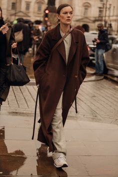 Jo Ellison, Brown Coat Outfit, Alissa Salls, Stylish Winter Coats, Winter Mode Outfits, Outfit Street Style, Cosy Outfit, London Fashion Weeks, Stylish Winter Outfits