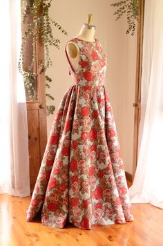 a dress is displayed on a mannequin in front of a white wall and wooden floor