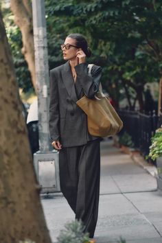 WIDE LEG PANTS WITH DARTS - Black / White | ZARA United States Vogue Wide Leg Pants, Joggers Shoes, Kaia Gerber, Cardigan Sweater Dress, Pantalon Large, Big Fashion, Long Sleeve Blazers, Double Breasted Blazer, High Waisted Trousers