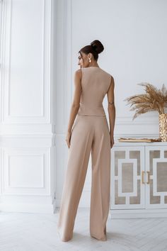 Fabric: Linen Linen 100% Sleeveless vest (3 buttons) Jetted pocket Palazzo pants Included: Vest and Pants Pants length: 123 cm/ 48.42 in Vest And Pants, Formal Vest, High Waist Pants, Sleeveless Vest, Pants Length, Trendy Accessories, Palazzo Pants, Waist Pants, High Waisted Pants