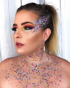 Colorful Festival Makeup, Hairstyles With Glitter, Face Glitter Makeup, Glitter Face Makeup, Carnaval Makeup, Glitter Carnaval, Disney Inspired Makeup, Glitter Roots, Make Carnaval