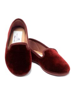 These exquisite slippers were made in Spain from artisans with over 40 years experience delivering the finest footwear. Only the best materials were selected in this curated collection. Made with luxe velvet, the Hamptons loafer has a soft insole and is the perfect slipper to keep your feet warm on even the coldest winter nights. You will be tucked in luxury and off to dreamland. Bonne nuit. ***Order up one size to ensure a comfortable fit... and allow them to be worn longer. *** Luxury Sleepwear, Velvet Flats, Velvet Slippers, Velvet Loafers, Navy Velvet, Comfort And Joy, Shoe Size Conversion, Shoe Size Chart, 40 Years