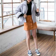 Camel Skirt Outfit, Suede Skirt Outfit, Camel Skirts, Spring Skirt Outfits, Ripped Denim Pants, Boho Jeans, Outfit Street, Pocket Skirt, New Street Style