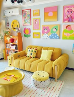 Living Room Design Ideas Quirky Salon Interior Design, Colorful Minimalist Living Room, Colorful Minimalist Home, Colorful Apartment, Deco Studio, Casa Vintage, Funky Home Decor, Pastel Room, Colourful Living Room