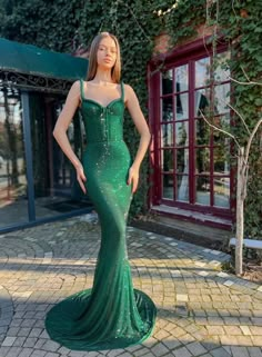 Velvet Mermaid Dress, Emerald Green Gown, Princess Fantasy, Teuta Matoshi, Puff Sleeve Gown, Rose Gown, Casual Work Outfits Women, Red Carpet Ready, Green Gown