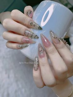 Nail vẽ nổi, y2k White Nail Designs Y2k, White Nails With Charms Y2k, Nail Design Y2k, Xiaohongshu Nails White, Nail Y2k, Y2k Nail Art, Chrome Y2k Nails + Charms, Coquette Nails, Nail Box