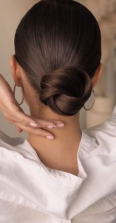 Knot Updo, Chic Updo, Low Updo, Bridal Theme, Wedding Hair Inspiration, Updo Hairstyles, Penteado Cabelo Curto, Sleek Hairstyles, Bridal Hair And Makeup