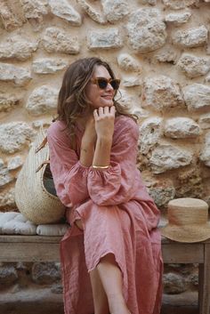 European Style Outfits, Look Rose, Romantic Wedding Hair, Desi Fashion Casual, Daily Outfit Inspiration, Linen Fashion, Dusty Rose Color, Mode Ootd, Pink Linen