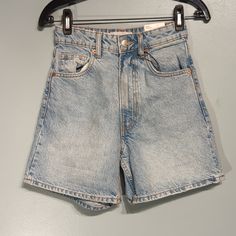 Zara Mom Fit Jean Shorts Size 00 Need To Be Washed Denim Pants With Built-in Shorts, Light Wash High Waist Summer Pants, High Waist Light Wash Summer Pants, Summer High Waist Light Wash Pants, Zara Bottoms With Built-in Shorts, Light Wash Bottoms With Built-in Shorts For Day Out, Short Denim Pants For Spring, Spring Short Denim Pants, Denim Pants With Built-in Shorts And Short Legs