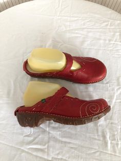 Mules Clogs Open Shoes Comfort Vintage El Naturalista Red Leather Women Size 39 Brand: El Naturalista Size listed: Eur.39 Type of shoes: Open shoes, mules, clogs era: 2000s Round toe Upper material: leather Stitching decoration Color: red Lining and underfoot: leather Closure: slip on Heel: 5 cm / 1.96 inches Insole measurement at both ends 25 cm /9.84 inches Please note some small signs of use on the leather, see photos Item in very good condition Ref.2056C I try to describe each item precisely Red Round Toe Sandals With Rubber Sole, Red Casual Mules With Rubber Sole, Red Slip-on Mules With Rubber Sole, Casual Red Mules With Rubber Sole, Spring Slip-on Mules With Red Sole, Slip-on Clogs With Stitched Sole And Closed Toe, Comfortable Red Clogs With Round Toe, Casual Slip-on Clogs With Red Sole, Red Slip-on Comfortable Clogs