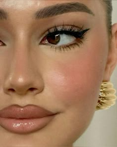 Makeup For Ivory Dress, Evening Makeup Looks For Brown Eyes, Makeup That Goes With Black Dress, Brown Almond Eye Makeup, Makeup For Yellow Dress, Makeup For Special Occasions, Make Up Styles, Light Makeup Looks