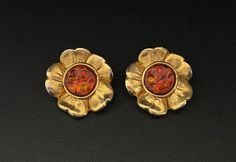 Vintage Shalala Paris earrings, circa 1980 Gold tone metal and orange resin cabochon Good condition, very light signs of wear  Diameter 3.5 cm : 1 3/8" I'm happy to combine shipping! Vintage Orange Pierced Earrings, Vintage Orange Round Earrings, Vintage Orange Clip-on Earrings, Vintage Orange Earrings, Orange Resin, Resin Cabochon, Paris Vintage, Flower Tops, Lighted Signs