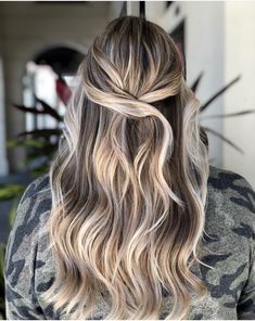 How often does your client come in with an Instagram photo requesting a cool hue that makes you go, “Hmmmm. That’s a filter.” But have no fear--beautiful silver and pearl tones can be done without filters! Here are tips from four top LAKMÉ USA educators for achieving clear, cool blondes. Haley Lu Richardson, Beige Hair, Balayage Ombré, Hair Color Pastel, Cool Blonde