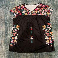 New Never Worn Perfect Condition Black V-neck Tops With Floral Embroidery, Stretch Black Printed Blouse, Black Stretch Printed Blouse, Black Printed Short Sleeve Blouse, Black Spring Vacation Blouse, Black Floral Print Short Sleeve Tops, Black Blouse For Spring Vacation, Cute Black Floral Print Tops, Black Floral Print Vacation Blouse