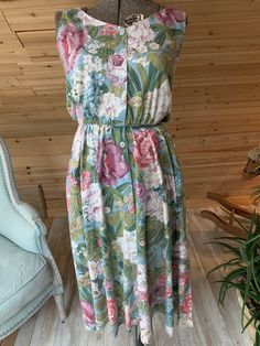 Lovely Vintage Carol Anderson California Sleeveless Maxi Dress. The tag says a size 9-10 but please use the measurements for correct size fit. It is a pretty floral pattern with buttons down the front, elastic waist (no belt) side pockets and side slits. It is in excellent condition with no flaws. Measurements Armpit to armpit 17.5” Waist 11” stretches to 20” (22-40) Hips Free Shoulder to hem 49” For updates, new products, one-of-a-kind's, special offers and more-like us on Facebook:https://www. Sleeveless Dress With Button Closure For Garden Party, Green Sleeveless Dress With Elastic Waistband, Botanical Pattern, Flowy Dress, Sleeveless Maxi Dress, Flower Dresses, Vintage Floral, New Products, Floral Pattern