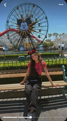 Disneyland Outfits Ideas, Mommy And Me Disney Outfits, Mommy And Me Disney, Outfit Aesthetic Ideas, Disneyland Outfit Ideas, Outfits Disneyland, Amusement Park Outfit, Outfit Ideas For Moms, Disney Poses