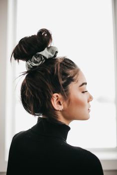 Product Photography Hair Accessories, Scrunchies Aesthetic Photography, Scrunchies Photography, Hair Clips Aesthetic, Photography Minimal, Photographer Lifestyle, Branding Shoot, Silk Scrunchies