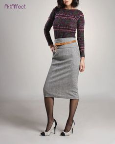 Falda clásica de lana alta de cintura alta está disponible en marrón y mota de hilo metálico de lana de tweed La longitud de la falda del lápiz hace que sea un aspecto pulido Está hecho de lana de tweed marrón de alta calidad con toque de estiramiento Esta falda de invierno delgada está construida Winter Office Mini Pencil Skirt, High Waist Pencil Skirt For Office In Winter, Winter Workwear Mini Pencil Skirt, Winter Mini Pencil Skirt, Knee-length Winter Office Pencil Skirt, Winter High Waist Pencil Skirt For Work, Winter High-waist Pencil Skirt For Work, Office Winter Pencil Skirt, Brown Winter Office Skirt