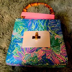 Nwt Lilly Pulitzer Bamboo Top Handle Bag In Print Botanical Green Holiday In The Sun Pink Shoulder Bag With Detachable Strap For Day Out, Blue Summer Bags With Bamboo Handle, Pink Bucket Box Bag For Shopping, Pink Summer Shoulder Bag With Detachable Handle, Summer Pink Shoulder Bag With Detachable Handle, Summer Pink Top Handle Bag, Pink Tote Shoulder Bag For Day Out, Pink Shoulder Bag With Removable Pouch For Day Out, Pink Pouch Box Bag With Detachable Strap