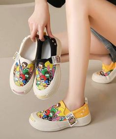 Beige Graffiti Women Casual Platform Canvas Flat Shoes ForMade of:-Canvas Upper.-Rubber sole- cushioned insole.1.57"/4cm Platform Heel Canvas Flats, Long Knitted Dress, Loose Cardigan, Print Coat, Long Knit, Platform Heel, Nike Outfits, Nike Dunks, Flat Shoes