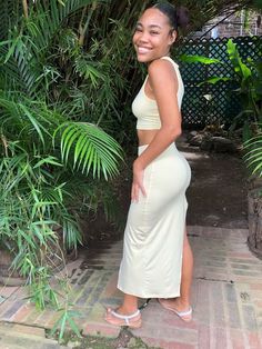 summer dress outfits Summer Skirt And Top, Long Skirt Crop Top, White Skirt And Top, Skirts 2022, White Skirt Suit, High Waisted Skirt Outfit, White Skirt Outfits, White Summer Outfits