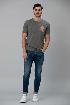 Clothing Catalog Photoshoot, Shirt And Jeans Combination For Men, Mens Slim Fit Jeans Outfit, Mens Jeans Tshirt Style, Gents Jeans, Salman Khan Jeans Style, Business Casual Attire For Men, Mens Fashion Swag, Dress Code Casual