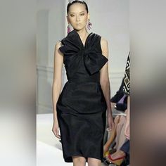 $2,990.00 Oscar De La Renta Stunning Black Silk Bow Runway Dress Gown Us 0, 4, 6, 8 Absolutely Glamours - Just Stunning - Black Silk Dress Gown. Please See Pictures For The Beautiful Details. New With Price Tag $2,990.00 New Without Tag/Like New Look Like It Was Never Worn. Oscar De La Renta Beautiful Silk Dress. Fully Linned With Pure Silk. Beautifully Shaped, For Perfect Figur. Rare And Gorgeous Piece Of Art. Fine Tailor Work When You Want Just The Best. Back Zipper. From Famous Oscar De La Re Elegant Silk Evening Dress For Black-tie Events, Designer A-line Formal Dress, Chic Silk Evening Dress For Black-tie Events, Luxury Knee-length Evening Dress For Formal Events, Black Couture Dress For Formal Occasions, Luxury Knee-length Evening Dress For Formal Occasions, Luxury Knee-length Formal Evening Dress, Black Luxury Silk Evening Dress, Spring Formal Couture Dress