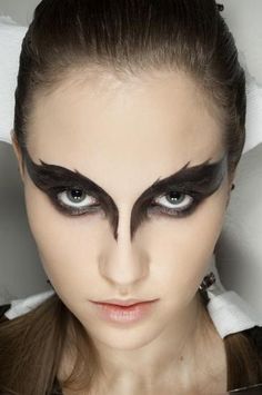 Scary Ballerina Makeup, Raven Eye Makeup, Raven Halloween Makeup, Black Swan Make Up, Black Swan Makeup Halloween, Black Angel Makeup, Crow Makeup, Raven Makeup, Dark Angel Makeup