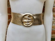 GOLD color belt in metallic effect GENUINE leather. Large round metallic buckle in GOLD The belt is 110 cm - 43 in long and 6,5  cm, 2 1/2 in wide Our genuine leather and soft suede obi belts  in different colors: https://www.etsy.com/es/shop/goodtimesbarcelona?section_id=10691564 Please contact us with any questions. Thank you vor visiting our shop Gold Waist Belt, Night Costume, Misty Night, Golden Belt, Leather Waist Belt, Gold Costume, Belt Gold, Gold Belt, Gold Belts