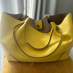 Never Used! Selling This Cute Purse, It Comes With A Compartment Puch Inside With A Zipper. You Can Use The Handles Or Straps. Elegant Yellow Hobo Bag For Daily Use, Elegant Yellow Hobo Tote Bag, Yellow Hobo Bag With Detachable Handle For Shopping, Yellow Purse, Yellow Purses, Cute Purse, Canvas Purse, Quilted Totes, Large Handbags